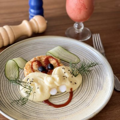 Кулинарное блюдо на тарелке с овощами и соусом